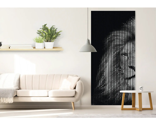 Obývacia izba s pohovkou a nástennou dekoráciou s motívom leva