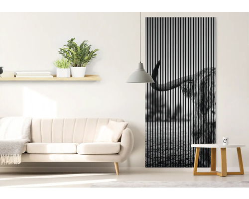 Obývacia izba s pohovkou, konferenčným stolíkom a nástennou maľbou s byvolom v pruhovanom vzore