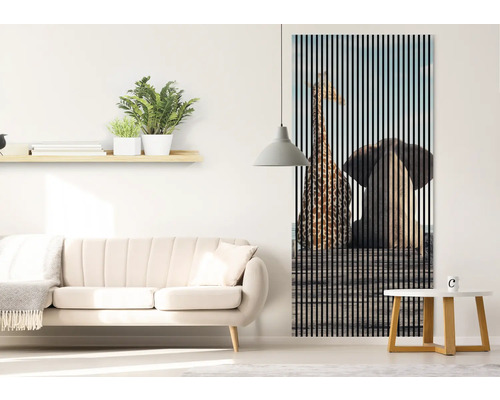 Obývacia izba s pohovkou a akustickým obrazom s motívom žirafy a slona