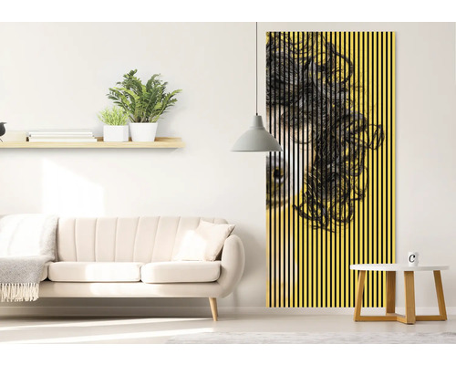 Obývacia izba s pohovkou, policou, odkladacím stolíkom, závesnou lampou a nástennou maľbou