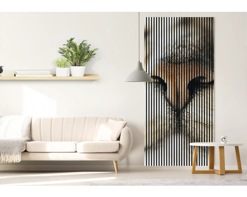 Obývacia izba s pohovkou, nástennou policou s rastlinami a akustickým obrazom so zvieracím motívom