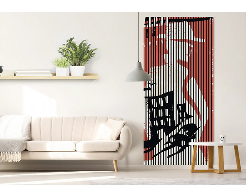 Obývacia izba s pohovkou, odkladacím stolíkom a dverovým plagátom s grafickým vzorom