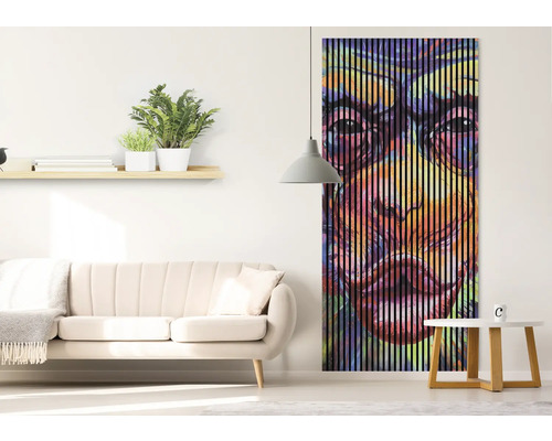 Obývacia izba s pohovkou, odkladacím stolíkom a nástenným obrazom z drevených lamiel