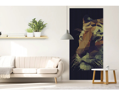 Obývacia izba s pohovkou, stolom a stenovým panelom s motívom tigra