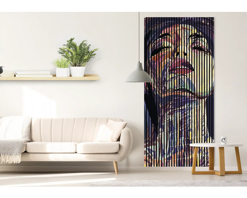 Obývacia izba s pohovkou, príručným stolíkom, policou a zvislou nástennou maľbou so ženskou tvárou