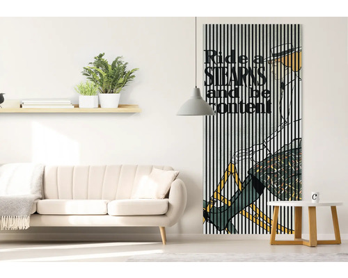 Obývacia izba s pohovkou, odkladacím stolíkom, nástennou policou s dekoráciou a nástennou maľbou s motívom bicykla.