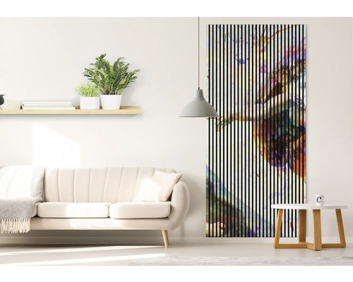 Obývacia izba s pohovkou, odkladacím stolíkom a vertikálnym lamelovým obrazom s abstraktným dizajnom.