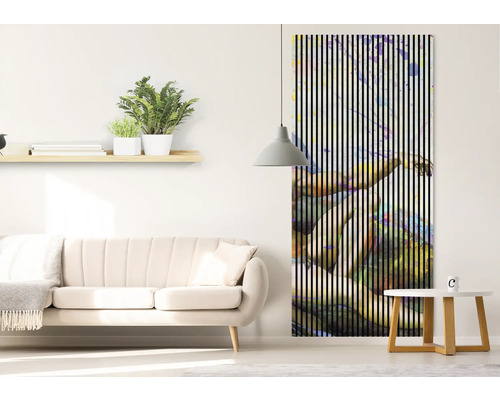 Obývacia izba s pohovkou, policou, stolom a nástennou maľbou