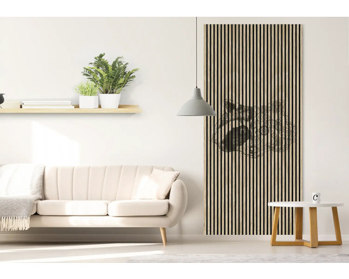 Obývacia izba s pohovkou, policou a stenovým panelom s motívom zvieraťa