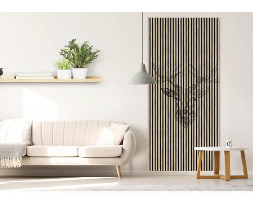 Obývacia izba s pohovkou, policou a nástenným panelom s motívom jeleňa