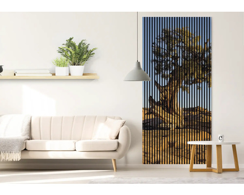 Obývacia izba s pohovkou, odkladacím stolíkom a nástennou maľbou so stromom