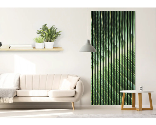 Obývacia izba s pohovkou, policou a dreveným panelom s rastlinným motívom