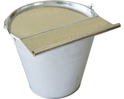 Kovové vedro s mriežkou na otieranie