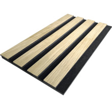 Akustický panel s drevenými rebrami na nosnom materiáli