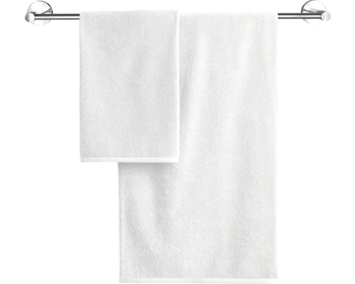 Dva biele uteráky na tyči na uteráky