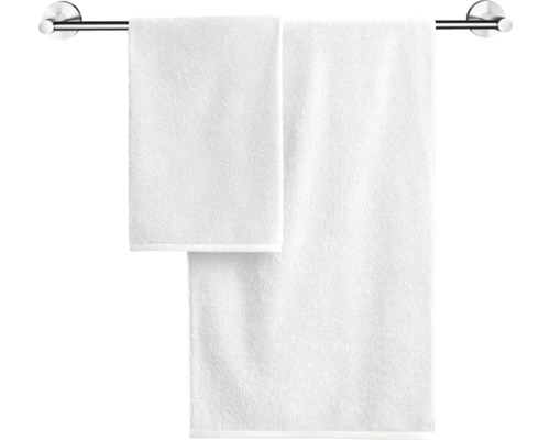 Dva uteráky visia na vešiaku na uteráky