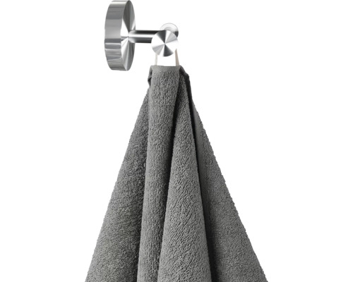 Uterák visí na háku na uteráky