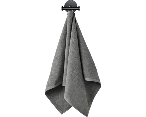 Sivý uterák visí na háku na uteráky
