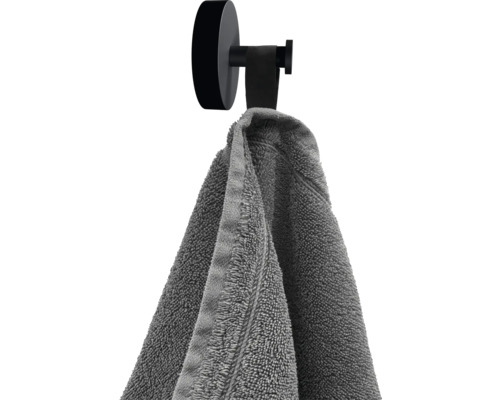Držiak na uteráky so zaveseným uterákom