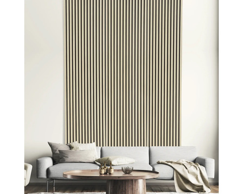 Scéna s akustickými panelmi na stene nad pohovkou