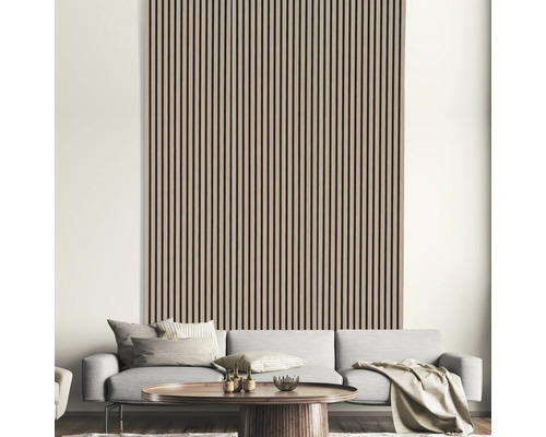 Obývacia izba s dreveným obkladom a pohovkou