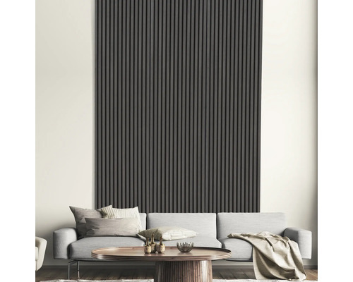 Obývacia izba so sivou lamelovou stenou, pohovkou a konferenčným stolíkom