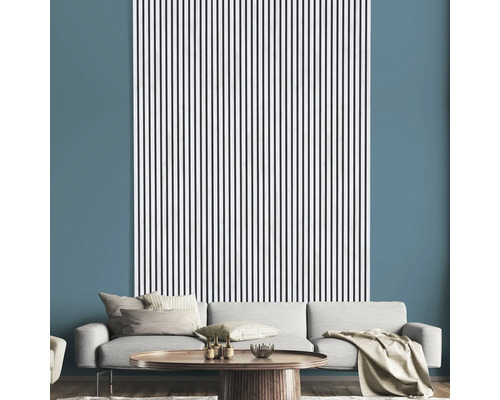 Obývacia izba s nástennými panelmi so vzorom pruhov za pohovkou