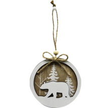 Okrúhla drevená dekorácia s motívom medveďa a lesa ako ozdoba na vianočný stromček