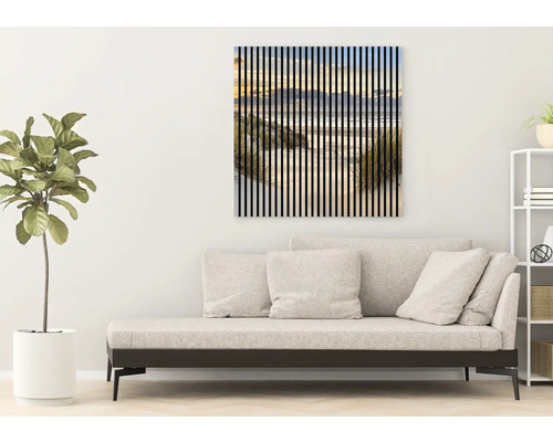 Obývacia izba s dennou posteľou a nástenným obrazom s motívom pláže a zvislými pruhmi.