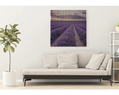 Dekoratívna nástenná maľba s levanduľovým poľom a zvislými čiarami nad pohovkou v obývacej izbe.