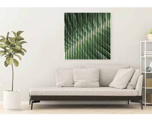 Obývacia izba s pohovkou, regálom a nástennou maľbou s rastlinným motívom