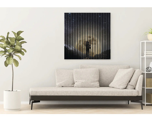 Obývacia izba s pohovkou a nástennou dekoráciou s hviezdnou oblohou