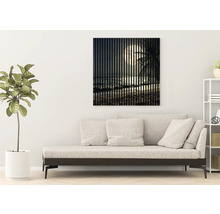 Obývacia izba s pohovkou a nástennou maľbou s plážovým motívom v noci