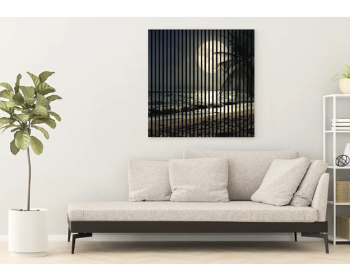 Obývacia izba s pohovkou a nástennou maľbou s plážovým motívom v noci