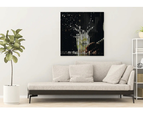 Dekoratívny nástenný obraz s grafickým motívom nad pohovkou