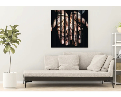 Dekoratívne nástenné umenie nad pohovkou v obývacej izbe