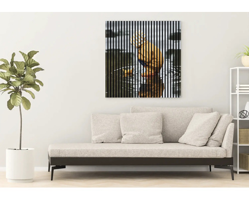 Dekoratívny nástenný obraz s vertikálnymi pruhmi nad gaučom