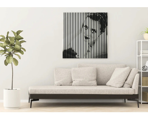 Obývacia izba s pohovkou a nástennou maľbou s vertikálnymi pruhmi