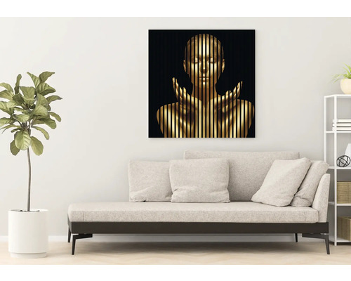 Dekoratívne plátno s vyobrazením ženy v obývacej izbe