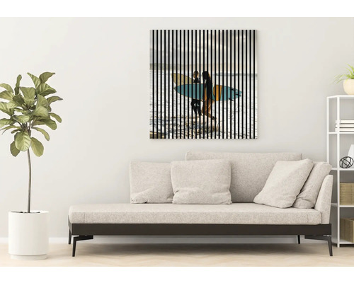 Obývacia izba s pohovkou a nástennou dekoráciou s motívom surfovania