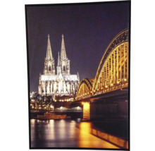 Zarámovaný obraz s nočným pohľadom na Kolínsky dóm a Hohenzollernský most.
