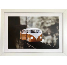 Zarámovaný obraz oranžového a bieleho VW autobusu