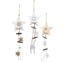 Tri dekoratívne drevené hviezdy so snehovými vločkami ako ozdoba okna