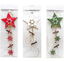 Ozdobné hviezdicové prívesky v červenej, bielej a zelenej farbe