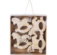 Dekoratívne drevené figúrky v tvare koňa a písmena v kartónovej krabici