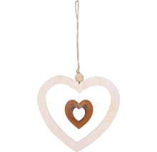 Drevený prívesok v tvare srdca s menším srdcom vo vnútri, zavesený na šnúrke