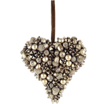 Dekoratívny záves v tvare srdca so šiškami a perlami