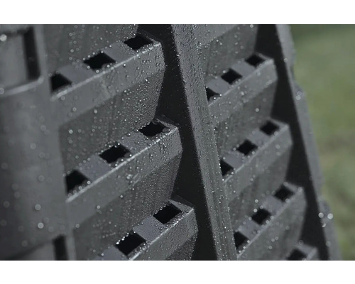 Detail vertikálnej bylinkovej záhradky z plastu so zavlažovaním