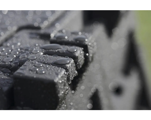 Detailný pohľad na dlažobné kocky s kvapkami vody