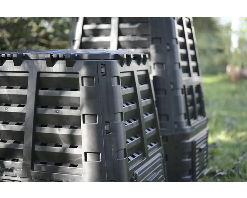 Niekoľko plastových kompostérov v záhrade